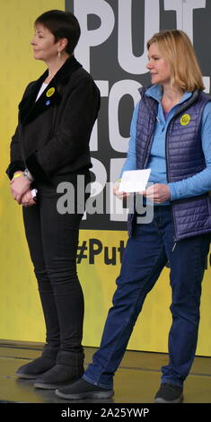 Caroline Lucas con Justine Greening presso il "voto popolare' marzo in piazza del Parlamento, Londra. Foto Stock