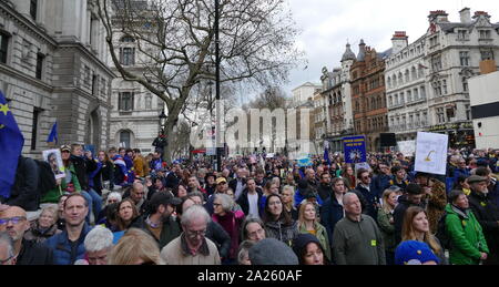 I manifestanti attraverso generazioni frequentando il "voto popolare' marzo a Londra. Il voto popolare marzo ha avuto luogo a Londra il 23 marzo 2019 come parte di una serie di dimostrazioni di protesta contro Brexit, chiamata per un nuovo referendum e chiedere al governo britannico di revocare l'articolo 50. Essa ha portato al capitale di centinaia di migliaia di manifestanti, o di più di un milione di persone secondo gli organizzatori. Foto Stock