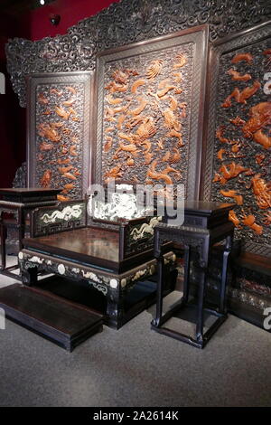 Del legno di sandalo rosso schermo, intarsiato con cloud e dragon design in legno di bosso. Qianlong regnare, dinastia Qing, la Città Proibita di Pechino, Cina. L'Imperatore Qianlong (25 settembre 1711 - 7 febbraio 1799) era il sesto imperatore della dinastia Qing Foto Stock