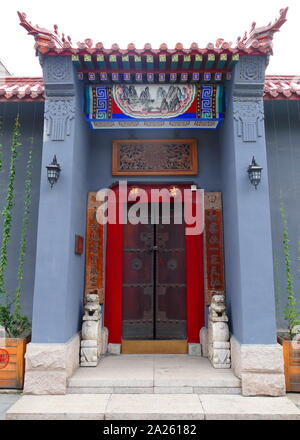 Vecchia casa con tradizionale porta ajacent per la Città Proibita a Pechino, Cina Foto Stock