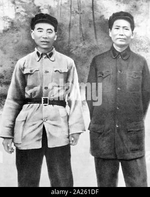 Lin Biao (sinistra) in piedi con Nie Rongzhen, prima di un nemico aereo sequestrato nella battaglia di Zhangzhou 1934. Lin Biao (1907 - 1971). Lin è diventato determinante nel creare le basi per la Mao Zedong il culto della personalità, ed è stato premiato nella rivoluzione culturale da essere chiamato Mao successore designato. Lin è morto il 13 settembre 1971. Nie Rongzhen (1899 - 1992) era un eminente comunista cinese leader militare e uno dei dieci Commissari nell'Esercito Popolare di Liberazione cinese. Foto Stock