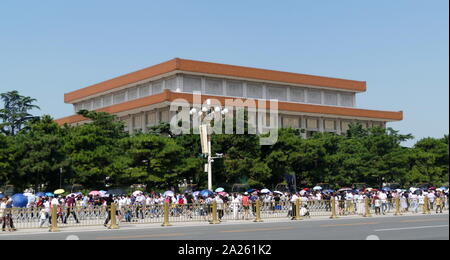 Folle di cittadini cinesi e turisti, la coda per visitare il Presidente Mao Memorial Hall, noto come il Mausoleo di Mao Zedong, è il luogo del riposo finale di Mao Zedong, presidente del Partito Comunista della Cina dal 1945 fino alla sua morte nel 1976. Foto Stock