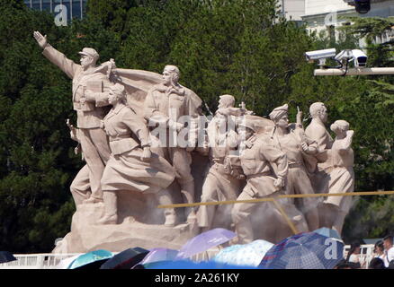 La scultura di soldati, vicino il Mausoleo di Mao Zedong in piazza Tiananmen a Pechino, Cina Foto Stock