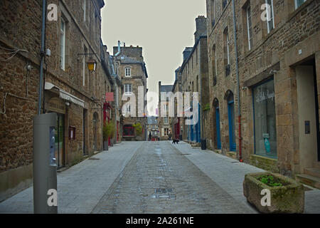 DINAN, Francia - 7 Aprile 2019 - svuotare la strada con la costruzione di pietra nella città tradizionale Foto Stock