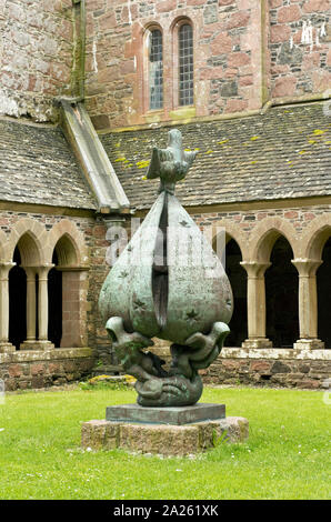 'Descent dello Spirito' scultura nel chiostro della Abbazia di Iona. Iona, Ebridi Interne, Scozia Foto Stock