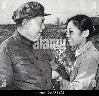 Il presidente Mao con femmina guardie rosse durante la rivoluzione culturale. 1966. Mao Zedong (1893 - 9 settembre 1976), era un comunista cinese rivoluzionario che divenne il padre fondatore della Repubblica Popolare Cinese (PRC), che egli ha dichiarato il presidente del Partito Comunista della Cina dalla sua costituzione nel 1949 fino alla sua morte Foto Stock