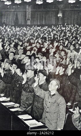 Ai delegati di popolazioni cinesi congresso, mantenere copie di "Little Red Book'. 1967 Foto Stock