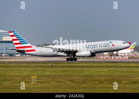 American Airways N288AY Airbus A330-243 Aeroporto di Manchester in Inghilterra. Foto Stock