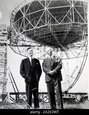 Una fotografia di Bernard Lovell (1913-2012) un fisico inglese e radio astronomo. In data xx secolo Foto Stock