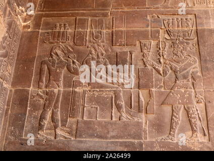 Sollievo dal Tempio di Philae impostato su un isola nel serbatoio della bassa di Aswan Dam, a valle della diga di Assuan e lago Nasser, Egitto. Complesso del tempio è stato smantellato e spostato alla vicina isola di Agilkia come parte dell'UNESCO Nubia progetto di campagna, prima del 1970 il completamento della diga di Assuan. L'isola tempio fu costruito durante il regno di Tolomeo 380-362 BC. La divinità principale del complesso del tempio era Isis Foto Stock