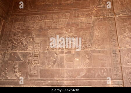 Sollievo dal Tempio di Philae impostato su un isola nel serbatoio della bassa di Aswan Dam, a valle della diga di Assuan e lago Nasser, Egitto. Complesso del tempio è stato smantellato e spostato alla vicina isola di Agilkia come parte dell'UNESCO Nubia progetto di campagna, prima del 1970 il completamento della diga di Assuan. L'isola tempio fu costruito durante il regno di Tolomeo 380-362 BC. La divinità principale del complesso del tempio era Isis Foto Stock