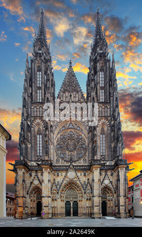 Front view of the main entrance to the St. Vitus cathedral in Prague Castle in Prague, Czech Republic Foto Stock