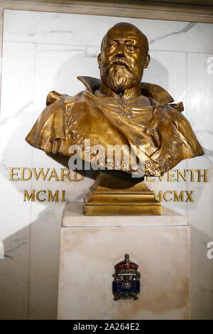 Busto dorato del re Edward VII, (1841 - 1910), il Re del Regno Unito di Gran Bretagna e Irlanda e Imperatore dell'India a partire dal 22 gennaio 1901 fino alla sua morte nel 1910. Foto Stock