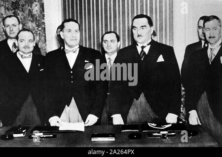 Il Ministro degli Esteri italiano Conte Ciano e Repubblica jugoslava di Macedonia, Primo Ministro Stojadinovic al momento del trattato di accrescimento. 1937. Dopo l avvento al potere di Milano Stojadinovic, il rapporto tra i due regni migliorato. Un accordo commerciale è stato firmato il 1 ottobre 1936, seguito dalla ripresa dei negoziati che hanno portato alla firma di accordi ulteriori su 25 Marzo 1937 indicando l'inizio di essere ufficialmente un rapporto amichevole. Foto Stock