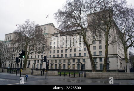 Ministero della Difesa edificio principale, situato su Whitehall a Londra. L'edificio è stato progettato da E. Vincent Harris nel 1915 e costruito tra il 1939 e il 1959 sul sito del palazzo di Whitehall. Inizialmente si era occupata dal Ministero dell'aria e la scheda del commercio prima nel 1964 diventando l'attuale sede del Ministero della Difesa. Foto Stock