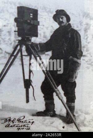 Herbert George Ponting con un cinematografo in Antartide, Gennaio 1912. Herbert George Ponting, FRGS (21 marzo 1870 - 7 febbraio 1935) era un fotografo professionista. Egli è meglio conosciuto come la spedizione fotografo e regista per Robert Falcon Scott Terra Nova spedizione nel Mare di Ross e Polo Sud (1910-1913). In questo ruolo ha catturato alcuni dei più longevi immagini dell'età eroica delle esplorazioni Antartiche. Foto Stock