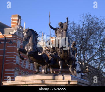 Thomas Thornycroft della statua di Boadicea e le sue figlie a Londra.. Boudica o Boudicca era una regina del British Celtic Iceni tribù, che ha guidato una ribellione contro le forze di occupazione dell'Impero Romano in AD 60 o 61, e morì poco dopo il suo fallimento, avente presumibilmente avvelenato se stessa. Lei è considerato un folk britannica eroe. Foto Stock