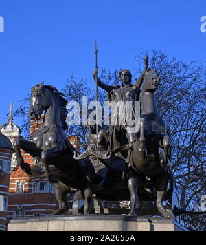 Thomas Thornycroft della statua di Boadicea e le sue figlie a Londra.. Boudica o Boudicca era una regina del British Celtic Iceni tribù, che ha guidato una ribellione contro le forze di occupazione dell'Impero Romano in AD 60 o 61, e morì poco dopo il suo fallimento, avente presumibilmente avvelenato se stessa. Lei è considerato un folk britannica eroe. Foto Stock