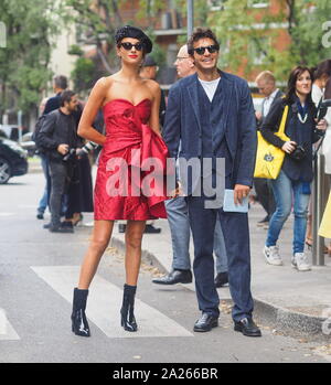 Milano, Italia: 19 Settembre 2019: Riccardo Pozzoli e Gabrielle Caunesil street style abiti prima di Armani fashion show durante Milano Fashion Week Foto Stock