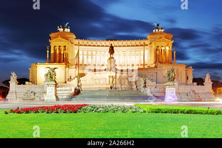Roma, Italia. Il Vittoriano con la gigantesca statua equestre di Vittorio Emanuele II Foto Stock