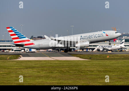 American Airways N288AY Airbus A330-243 Aeroporto di Manchester in Inghilterra. Foto Stock