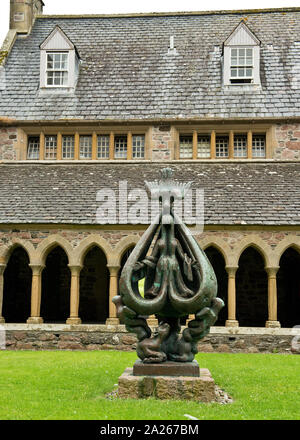 'Descent dello Spirito' scultura nel chiostro della Abbazia di Iona. Iona, Ebridi Interne, Scozia Foto Stock