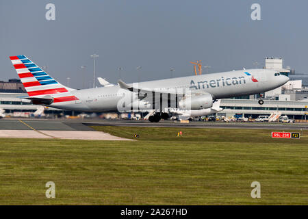 American Airways N288AY Airbus A330-243 Aeroporto di Manchester in Inghilterra. Foto Stock