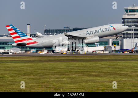 American Airways N288AY Airbus A330-243 Aeroporto di Manchester in Inghilterra. Foto Stock