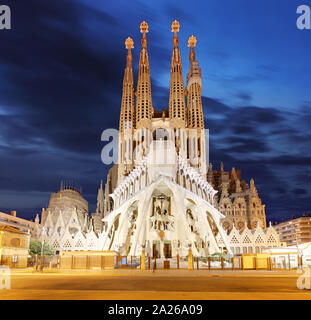 Barcellona, Spagna - Feb 10: Vista della Sagrada Familia, una grande chiesa cattolica romana a Barcellona, Spagna, progettato dall architetto catalano Antoni Gaudí, Foto Stock