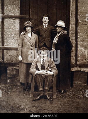 Fotografia scattata a Hertfordshire casa del Conte di Strathmore di Lady Elizabeth Bowes Lyon, (più tardi la regina Elisabetta Regina madre) con il Principe Paolo di Iugoslavia, signora Elisabetta sua madre e (seduto) La Hon David Bowes Lyon, signora Elisabetta il più giovane fratello 1920 Foto Stock