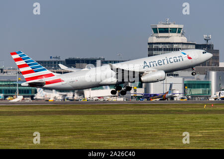 American Airways N288AY Airbus A330-243 Aeroporto di Manchester in Inghilterra. Foto Stock