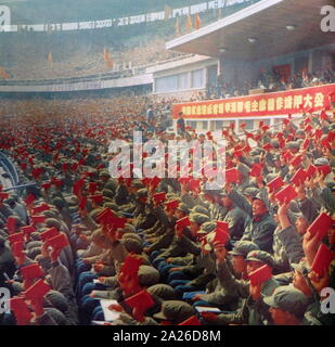 Il presidente Mao del " piccolo libro rosso di citazioni" tenuto da una folla di Guardie rosse, Pechino 1966. Le Guardie rosse erano una massa-studente paramilitari led movimento sociale mobilitati e guidato da Mao Zedong nel 1966 e 1967, durante la prima fase della rivoluzione culturale cinese Foto Stock
