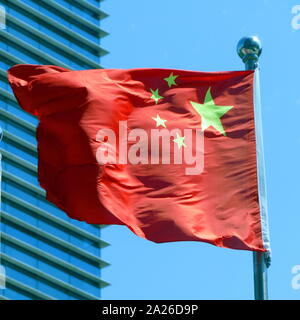 Bandiera della Cina, dispone di una grande stella, con quattro più piccole stelle. Il rosso rappresenta la rivoluzione comunista; i cinque stelle e il loro rapporto rappresentano l unità del popolo cinese sotto la leadership del Partito Comunista della Cina (CPC). La prima bandiera è stata issata dall Esercito di Liberazione del Popolo (PLA) su un palo che si affaccia su Pechino la piazza Tiananmen il 1 ottobre 1949, nel corso di una cerimonia che annuncia la costituzione della Repubblica popolare di Cina. Foto Stock
