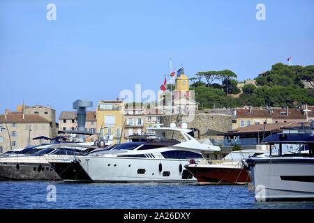 Yacht di lusso al porto di Saint Tropez sulla Riviera francese sulla Costa Azzurra nel sud della Francia, con il blu del cielo e spazio di copia Foto Stock