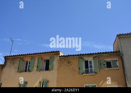 Orange facciata di Casa nella città vecchia di Saint Tropez, Francia, con molti blu cielo e spazio di copia Foto Stock