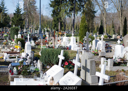 Giorno della commemorazione di tutti i defunti - cimitero in memoria dei morti, la preghiera e le candele Foto Stock