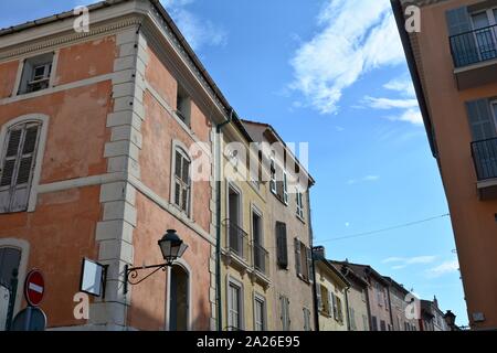 Hausfassade in der Altstadt von Saint Tropez, Frankreich, mit blauem Himmel und Strassenschild Foto Stock