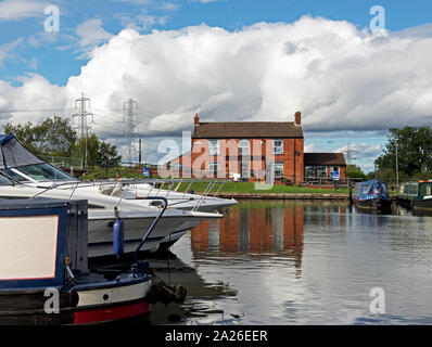 Il Waterfront Inn, che si affaccia sul bacino del canale a West Stockwith, North Lincolnshire, England Regno Unito Foto Stock