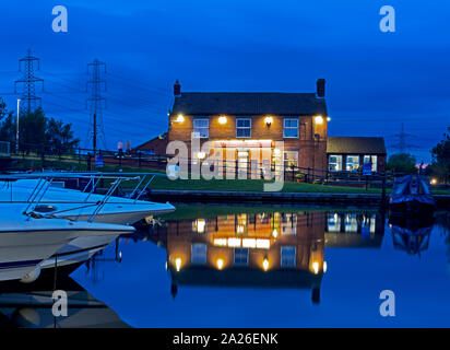 Il Waterfront Inn, che si affaccia sul bacino del canale a West Stockwith, North Lincolnshire, England Regno Unito Foto Stock