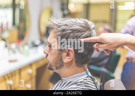 Gli uomini acconciature e taglio di capelli in un negozio di barbiere o parrucchiere. Foto Stock