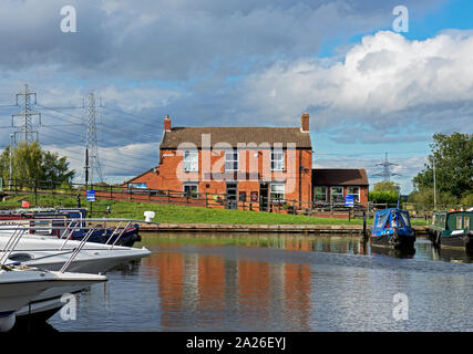 Il Waterfront Inn, che si affaccia sul bacino del canale a West Stockwith, North Lincolnshire, England Regno Unito Foto Stock