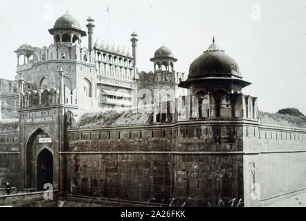 Il Gate Lahori; entrata principale per il Forte Rosso a Delhi. Il cancello ha ricevuto il suo nome perché ha portato alla città di Lahore, in Punjab, Pakistan. Il cancello è stato fornito con un 10,5 alta metro barbican da Aurangzeb (1658-1707), con il suo ingresso al nord. Foto Stock