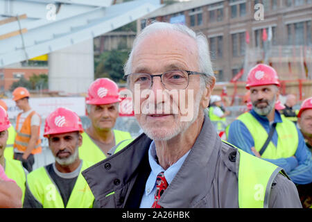 Genova, Italia. 01 ott 2019. Architetto Renzo Piano, chi proviene da Genova, sorge sul sito della costruzione del nuovo ponte autostradale. Il nuovo ponte a Genova prende forma con 43 morti più di un anno dopo l'incidente. Il 01.10.2019 l'installazione della prima sezione nuova ha iniziato a. Il sindaco della città italiana ha promesso che il ponte autostradale sarà ricostruita entro il prossimo mese di aprile. (A dpa " Nuovo ponte a Genova prende forma - prima sezione installata') Credito: Alvise Armellini/dpa/Alamy Live News Foto Stock