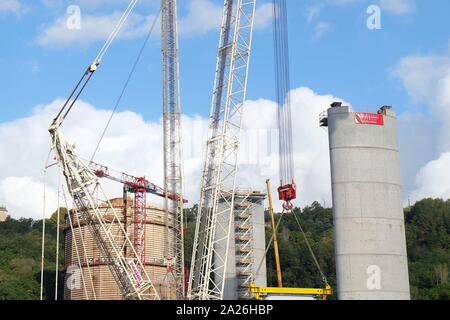 Genova, Italia. 01 ott 2019. Piers sul sito della costruzione del ponte di incidente sul quale la nuova sezione del ponte autostradale deve essere collocato. Il nuovo ponte a Genova prende forma con 43 morti più di un anno dopo l'incidente. Il 01.10.2019 l'installazione della prima sezione nuova ha iniziato a. Il sindaco della città italiana ha promesso che il ponte autostradale sarà ricostruita entro il prossimo mese di aprile. (A dpa " Nuovo ponte a Genova prende forma - prima sezione installata') Credito: Alvise Armellini/dpa/Alamy Live News Foto Stock