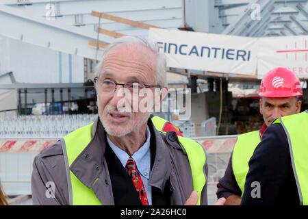 Genova, Italia. 01 ott 2019. Architetto Renzo Piano, chi proviene da Genova, sorge sul sito della costruzione del nuovo ponte autostradale. Il nuovo ponte a Genova prende forma con 43 morti più di un anno dopo l'incidente. Il 01.10.2019 l'installazione della prima sezione nuova ha iniziato a. Il sindaco della città italiana ha promesso che il ponte autostradale sarà ricostruita entro il prossimo mese di aprile. (A dpa " Nuovo ponte a Genova prende forma - prima sezione installata') Credito: Alvise Armellini/dpa/Alamy Live News Foto Stock