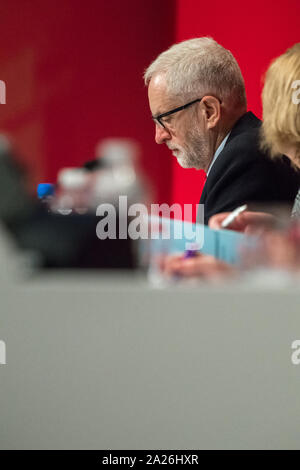 Jeremy Corbyn p.f., leader del partito laburista dando il suo discorso leader al termine del partito laburista Conferenza Annuale 2019 Foto Stock