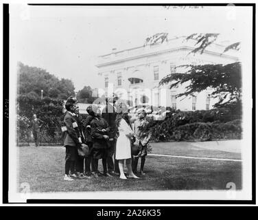 Sottolineando un Owls Nest nella Casa Bianca motivi di membri della natura studio classe di Giovanni Buroughs Scuola di sic che egli ha invitato alla Casa Bianca Foto Stock
