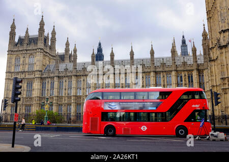 Londra famoso bus rosso trasporto su westminster big ben palace, Inghilterra destinazione di viaggio Foto Stock
