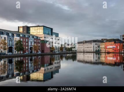 La città di Cork, Cork, Irlanda. 01 ottobre, 2019. Diluvio gli avvisi sono stati rilasciati per il centro cittadino di Cork mentre la mattina presto alta marea riflette l'edificio sul Canale del Sud a livello di Unione europea Quay e Morrison's Island a Cork in Irlanda. - Credito; David Creedon / Alamy Live News Foto Stock