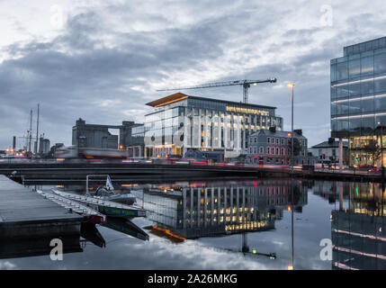 La città di Cork, Cork, Irlanda. 01 ottobre, 2019. Diluvio gli avvisi sono stati rilasciati per il centro cittadino di Cork come edifici per uffici,uno Albert Quay e il riquadro di navigazione si riflettono nel fiume Lee durante una alta marea in Cork Ciry, Cork, Irlanda. - Credito; David Creedon / Alamy Live News Foto Stock